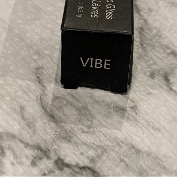 ⭐️$2⭐️ Add-on Laritzy Cosmetics Gloss Shade Vibe - Picture 2 of 9